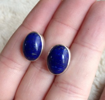 Zilveren edelsteeen oorknoppen met cabochon Lapis Lazuli